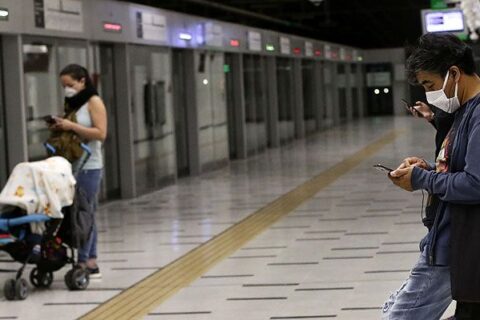 Plusmining personas esperando el metro