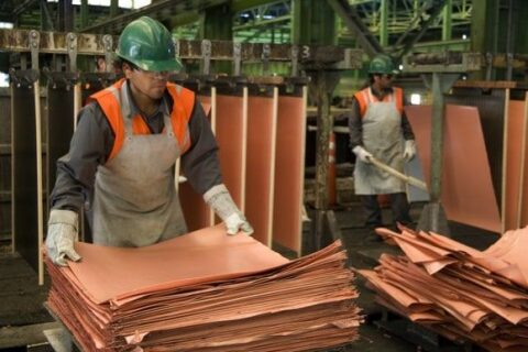 Plusmining Minero tomando láminas de cobre