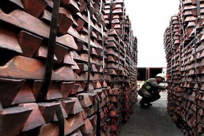 Plusmining barras de cobre apiladas