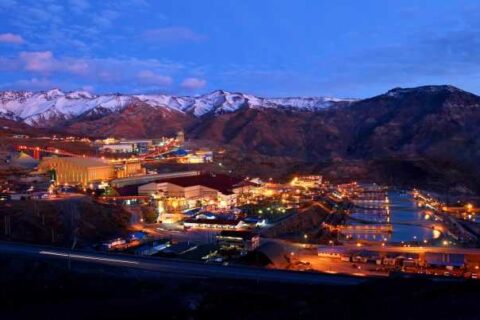 Plusminig vista nocturna de planta minera