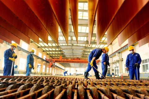 Mineros trabajando en la producción de cobre