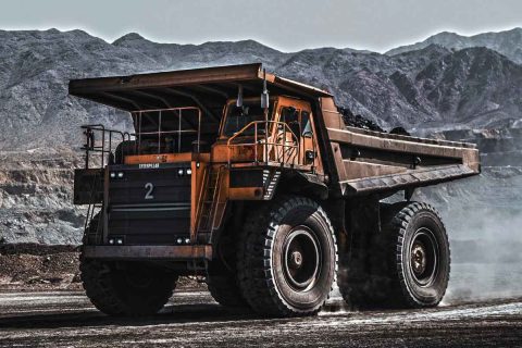 camión de extracción minera en primer plano