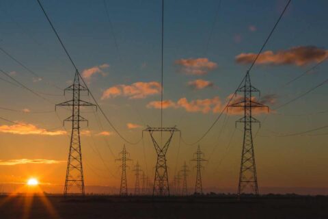 antenas de electricidad en atardecer