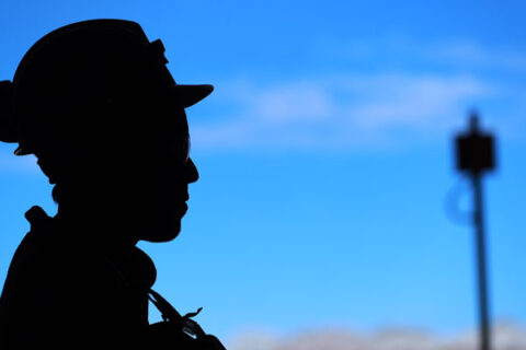 Silueta de minero con fondo de cielo