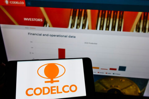 Pantalla de celular con logo de codelco