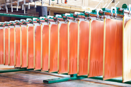 Laminas de cobre colgando en una fila