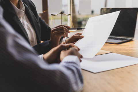 manos sosteniendo unos documentos